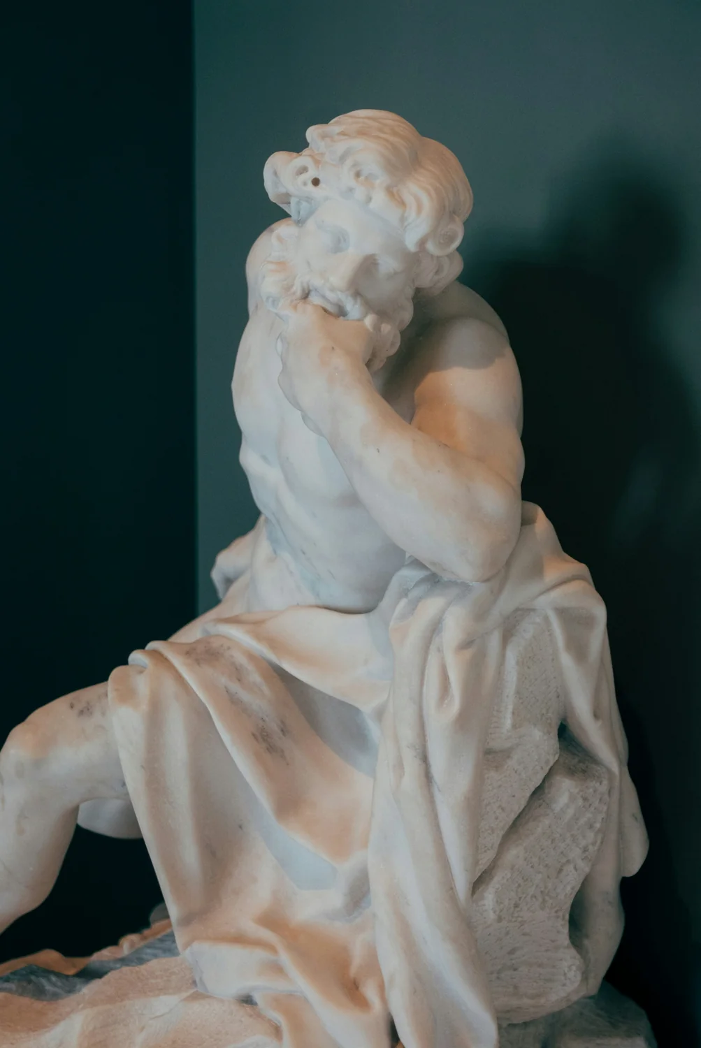 Scultura di due figure abbracciate