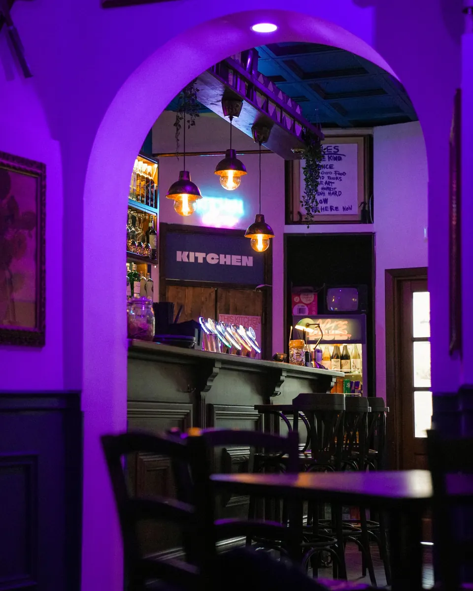 L’arco e gli interni di Arte Pub
