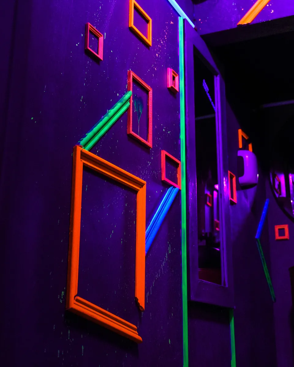 Le cornici colorate all’interno di Arte Pub