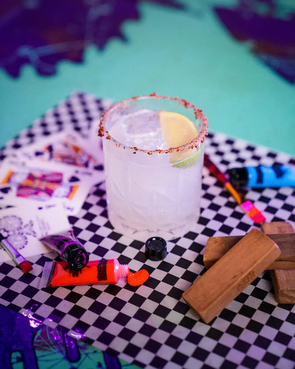 Un cocktail con spicchio di agrume sul tavolo