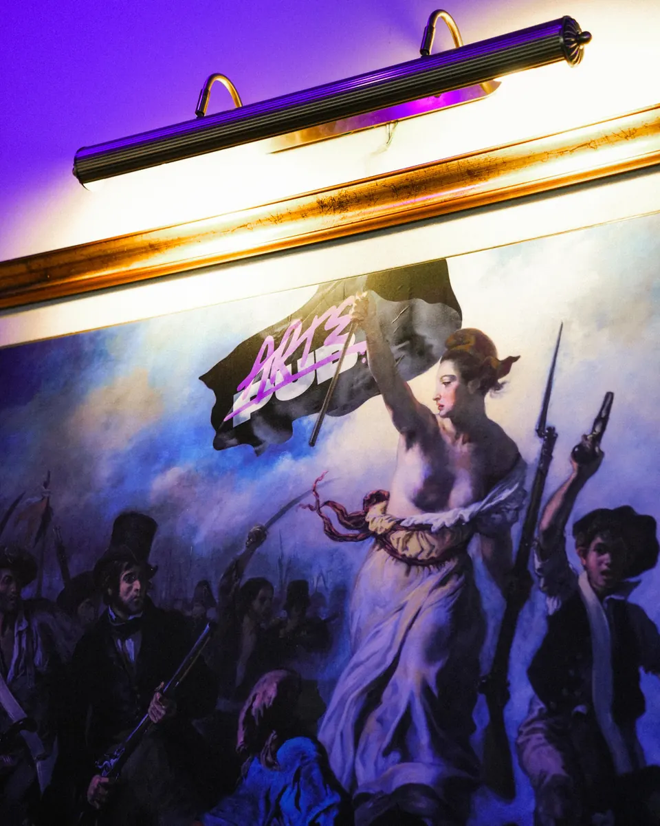 Il dipinto di Delacroix con il logo Arte Pub nel locale